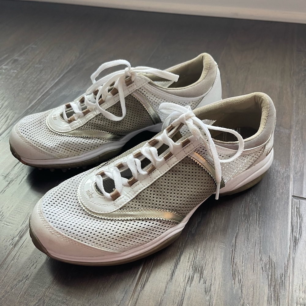 Nike Women’s Size 8.5 White/Beige Tongueless Lace-Up Low Top Golf Shoes Sneakers